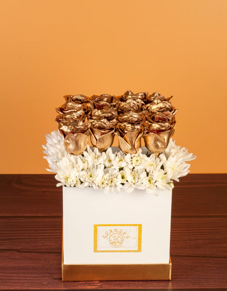 Send Golden Roses In A Flower Hat Box to Pune