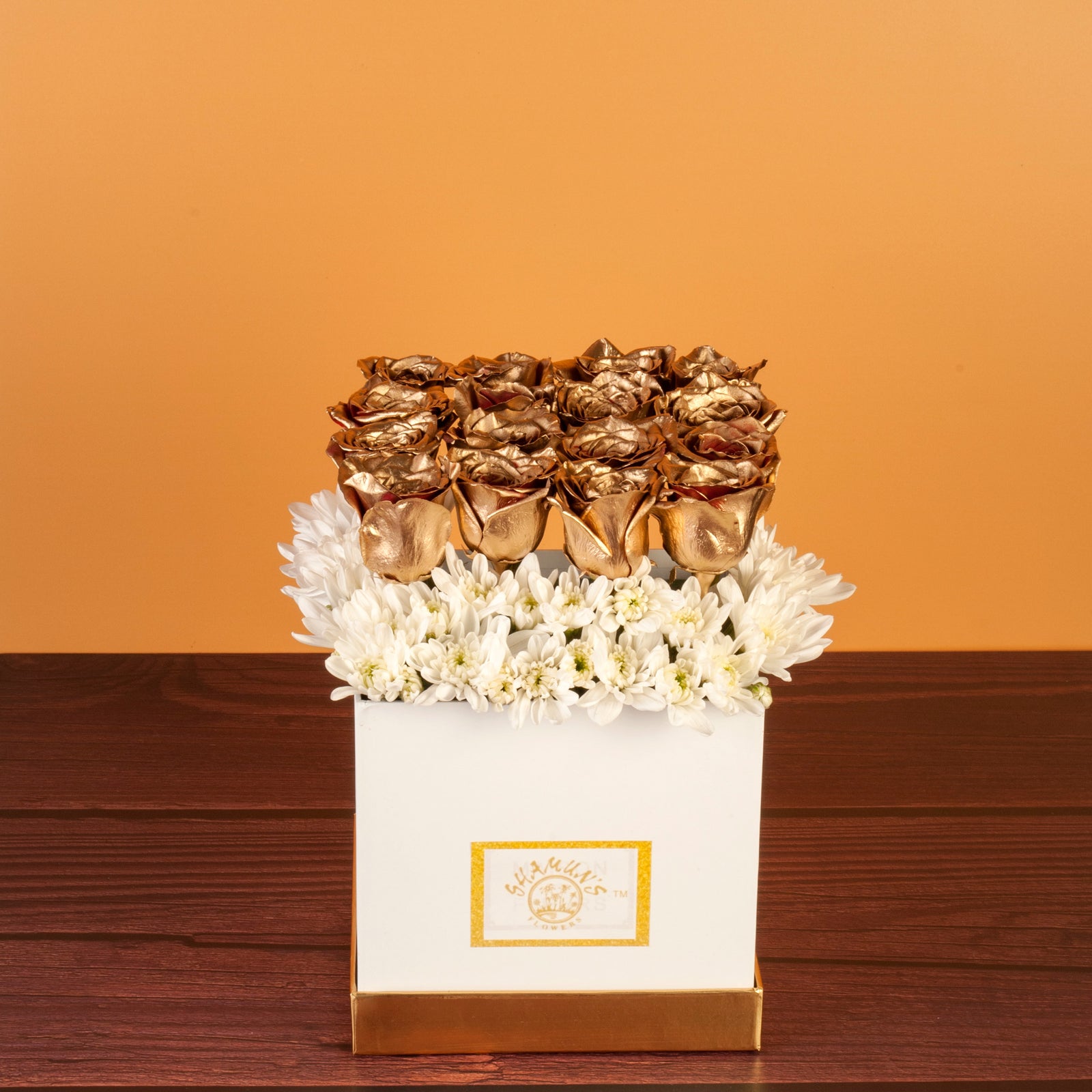 Send Golden Roses In A Flower Hat Box to Pune